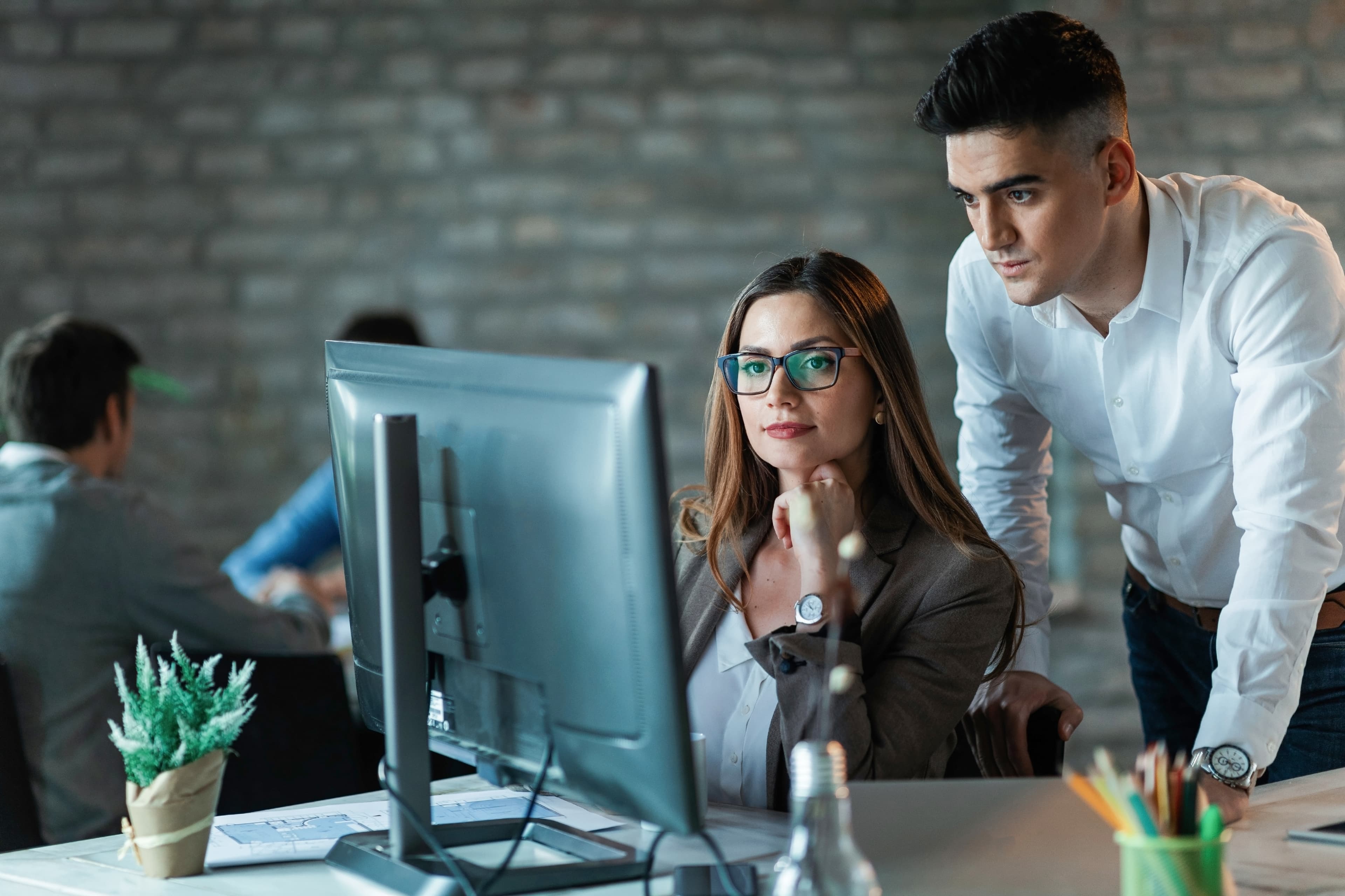 Desarrolladora de software trabajando en su computadora